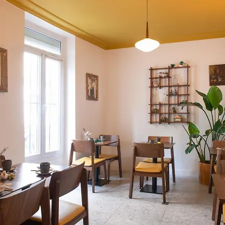 Hotel De La Porte Doree 3*
