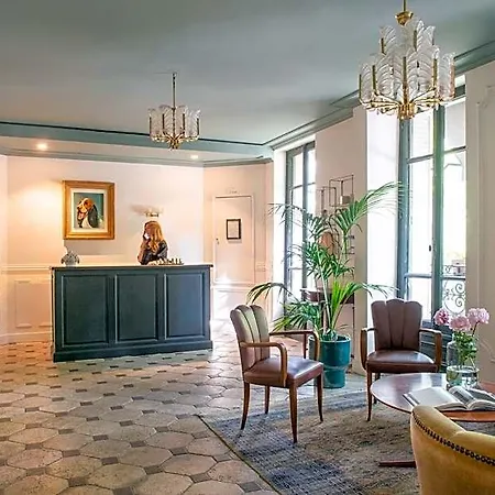 Hotel De La Porte Doree 3*