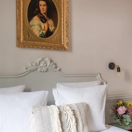 Hotel De La Porte Doree 3*