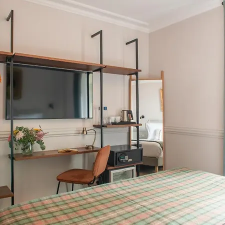 Hotel De La Porte Doree 3*
