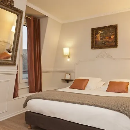 Hotel De La Porte Doree 3*