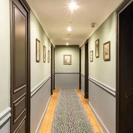 Hotel De La Porte Dorée 3*